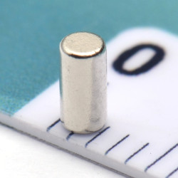 Mini magnes neodymowy — średnica ⌀2 mm, wys. 4 mm — N38 - 003