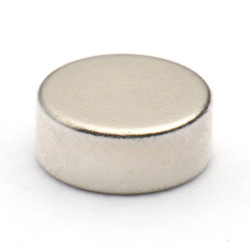 Magnesowany wzdłuż średnicy ⌀6 mm, wysokość 2,5 mm — magnes neodymowy (N35H)