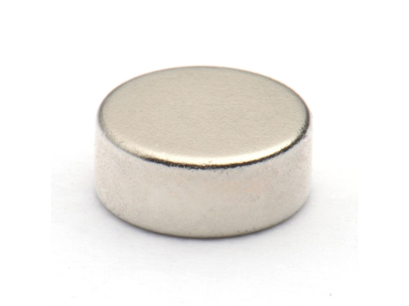 Magnesowany wzdłuż średnicy ⌀6 mm, wysokość 2,5 mm — magnes neodymowy (N35H)