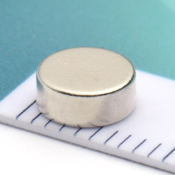 Magnesowany wzdłuż średnicy ⌀6 mm, wysokość 2,5 mm — magnes neodymowy (N35H)