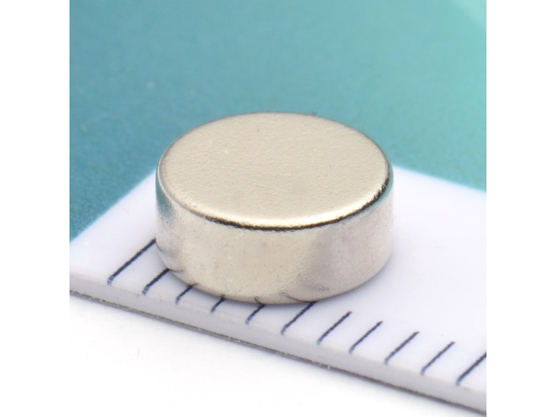 Magnesowany wzdłuż średnicy ⌀6 mm, wysokość 2,5 mm — magnes neodymowy (N35H)