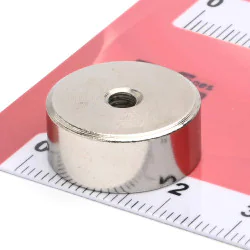 Magnes neodymowy z gwintem wewn. M4 w obudowie, średnica 19 mm, wys. 8 mm - 007