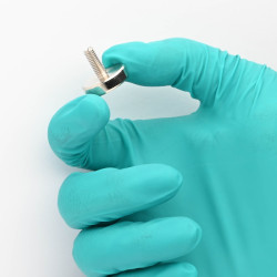 Magnes w obudowie — średnica ⌀20 mm, z gwintowanym trzpieniem M5, wys. 18 mm — neodymowy - 005