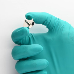 Magnes w obudowie — średnica ⌀20 mm, z gwintowanym trzpieniem M5, wys. 12 mm — neodymowy - 005