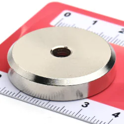 Magnes w obudowie — średnica ⌀32 mm, z otworem pod stożkowy łeb śruby — neodymowy - 005