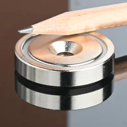 Magnes w obudowie — średnica ⌀32 mm, z otworem pod stożkowy łeb śruby — neodymowy - 004