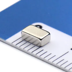 Magnes — długość 5 mm, szerokość 3 mm, wysokość 2 mm — neodymowy (N38) - 007