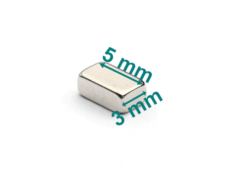 Magnes — długość 5 mm, szerokość 3 mm, wysokość 2 mm — neodymowy (N38) Magnes — długość 5 mm, szerokość 3 mm, wysokość 2 mm — neodymowy (N38)