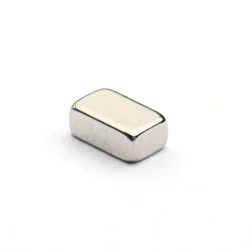 Magnes — długość 5 mm, szerokość 3 mm, wysokość 2 mm — neodymowy (N38) - 009