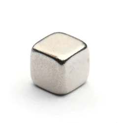 Magnes — długość 5 mm, szerokość 5 mm, wysokość 5 mm — neodymowy (N42) - 009