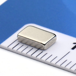 Magnes neodymowy — długość 6 mm, szerokość 4 mm, wysokość 1,5 mm — materiał N38