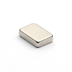 Magnes neodymowy — długość 6 mm, szerokość 4 mm, wysokość 1,5 mm — materiał N38