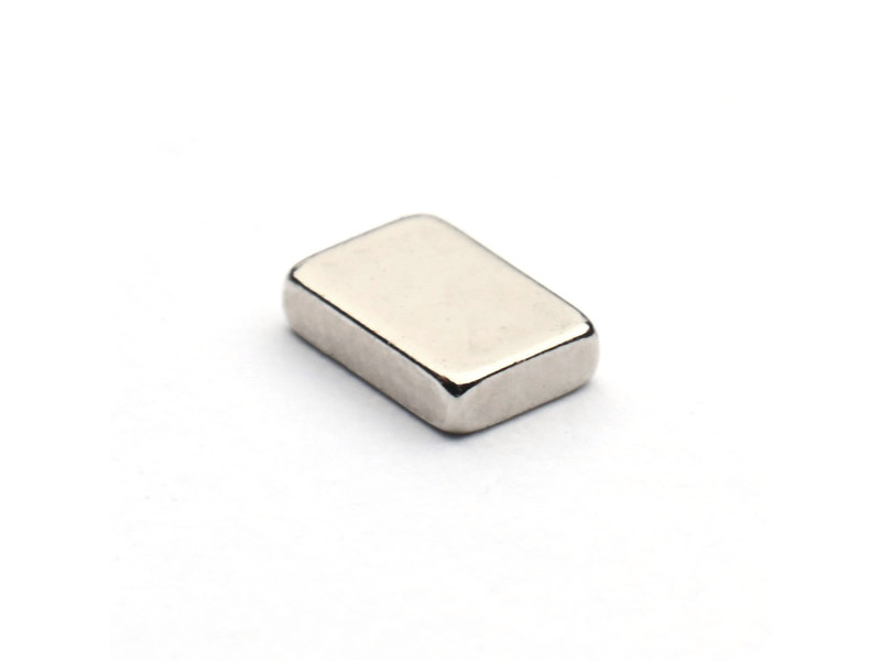 Magnes neodymowy — długość 6 mm, szerokość 4 mm, wysokość 1,5 mm — materiał N38