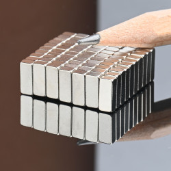 Magnes neodymowy — długość 7 mm, szerokość 3 mm, wysokość 2 mm — materiał N38