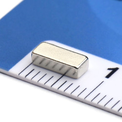 Magnes neodymowy — długość 7 mm, szerokość 3 mm, wysokość 2 mm — materiał N38