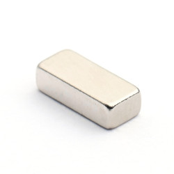 Magnes neodymowy — długość 7 mm, szerokość 3 mm, wysokość 2 mm — materiał N38