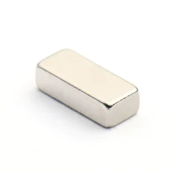 Magnes — długość 7 mm, szerokość 3 mm, wysokość 2 mm — neodymowy (N38) - 009