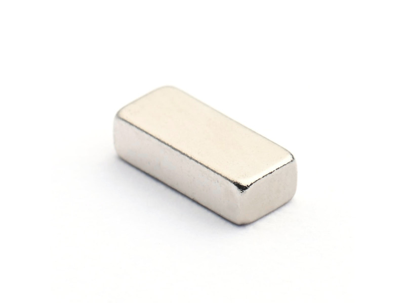 Magnes neodymowy — długość 7 mm, szerokość 3 mm, wysokość 2 mm — materiał N38