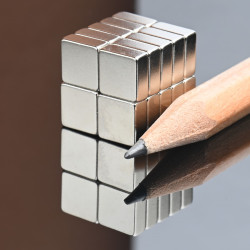 Magnes neodymowy — długość 7 mm, szerokość 7 mm, wysokość 3 mm — materiał N38