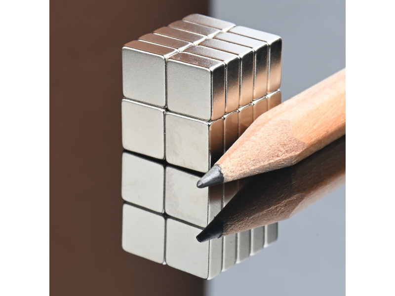 Magnes neodymowy — długość 7 mm, szerokość 7 mm, wysokość 3 mm — materiał N38