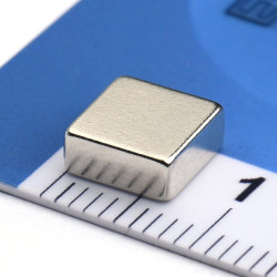 Magnes neodymowy — długość 7 mm, szerokość 7 mm, wysokość 3 mm — materiał N38