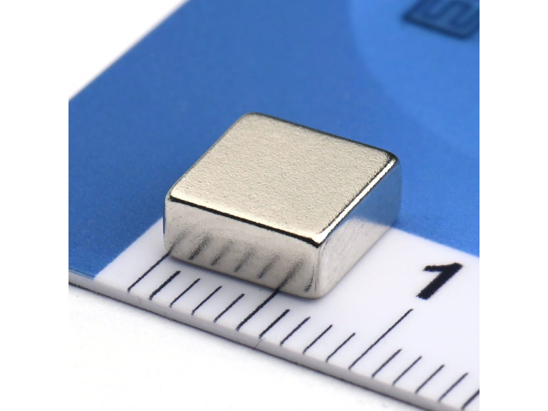 Magnes neodymowy — długość 7 mm, szerokość 7 mm, wysokość 3 mm — materiał N38