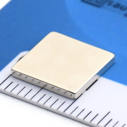 Magnes neodymowy — długość 10 mm, szerokość 10 mm, wysokość 1,2 mm — materiał N38