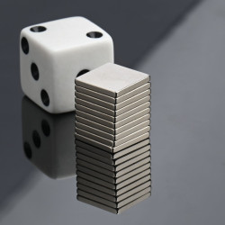 Magnes neodymowy — długość 10 mm, szerokość 10 mm, wysokość 1,2 mm — materiał N38