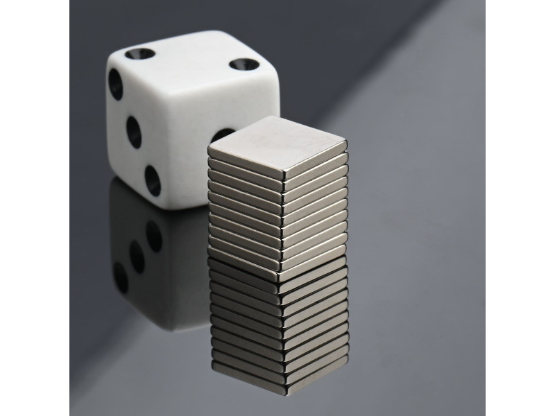 Magnes neodymowy — długość 10 mm, szerokość 10 mm, wysokość 1,2 mm — materiał N38