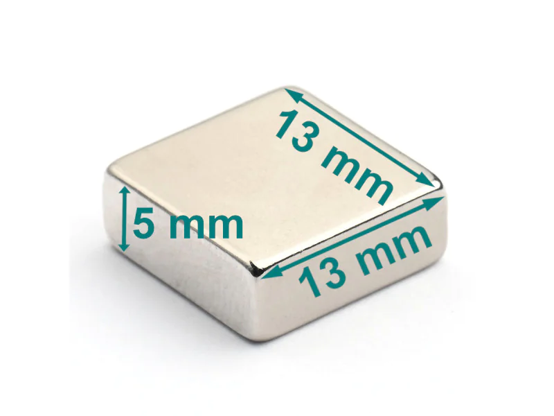 Magnes — długość 13 mm, szerokość 13 mm, wysokość 5 mm — neodymowy (N38) Magnes — długość 13 mm, szerokość 13 mm, wysokość 5 mm — neodymowy (N38)