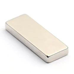 Magnes — długość 20 mm, szerokość 7 mm, wysokość 2,4 mm — neodymowy (N38) - 009