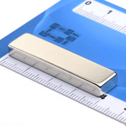 Magnes neodymowy — długość 40 mm, szerokość 10 mm, wysokość 5 mm — materiał N38