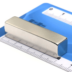 Magnes neodymowy — długość 40 mm, szerokość 10 mm, wysokość 10 mm — materiał N38