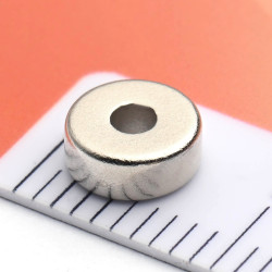 Magnesowany wzdłuż średnicy ⌀6 mm, otwór ⌀2 mm, wysokość 2,5 mm — magnes neodymowy (N38)