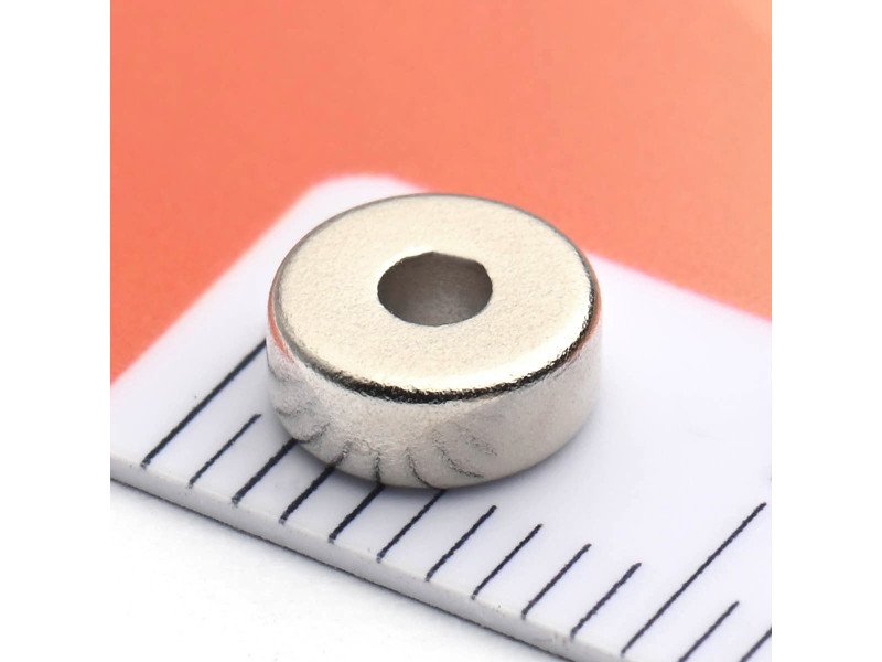 Magnesowany wzdłuż średnicy ⌀6 mm, otwór ⌀2 mm, wysokość 2,5 mm — magnes neodymowy (N38)