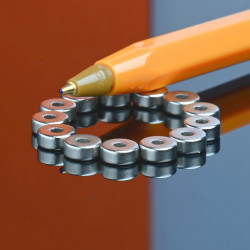 Magnesowany wzdłuż średnicy ⌀6 mm, otwór ⌀2 mm, wysokość 2,5 mm — magnes neodymowy (N38)