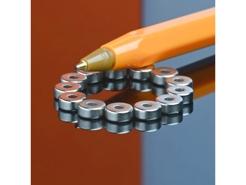 Magnesowany wzdłuż średnicy ⌀6 mm, otwór ⌀2 mm, wysokość 2,5 mm — magnes neodymowy (N38)