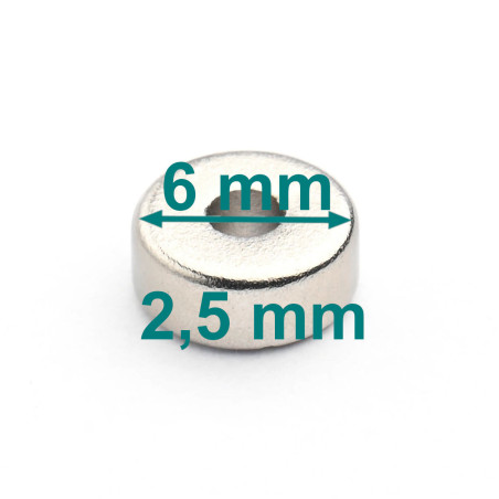 Magnes — średnica ⌀6 mm (kierunek magnesowania), otwór ⌀2 mm, wysokość 2,5 mm — magnes neodymowy (N38)