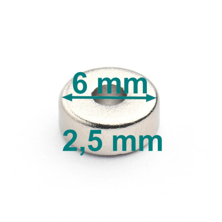 Magnesowany wzdłuż średnicy ⌀6 mm, otwór ⌀2 mm, wys. 2,5 mm — magnes neodymowy (N38)