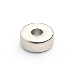 Magnesowany wzdłuż średnicy ⌀6 mm, otwór ⌀2 mm, wysokość 2,5 mm — magnes neodymowy (N38)