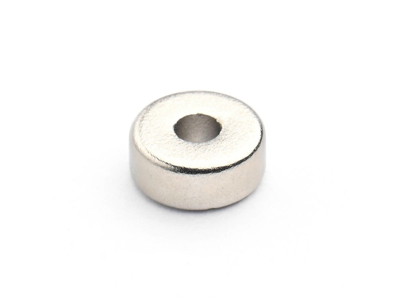 Magnesowany wzdłuż średnicy ⌀6 mm, otwór ⌀2 mm, wysokość 2,5 mm — magnes neodymowy (N38)