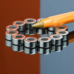 Magnesowany wzdłuż średnicy ⌀10 mm, otwór ⌀5 mm, wysokość 5 mm — magnes neodymowy (N35H)