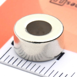 Magnesowany wzdłuż średnicy ⌀10 mm, otwór ⌀5 mm, wysokość 5 mm — magnes neodymowy (N35H)