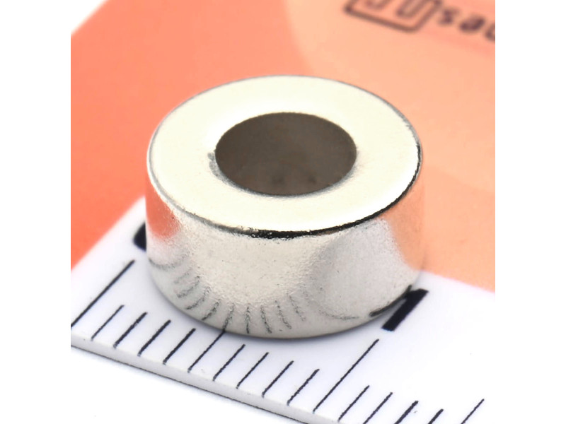 Magnesowany wzdłuż średnicy ⌀10 mm, otwór ⌀5 mm, wysokość 5 mm — magnes neodymowy (N35H)