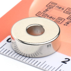 Magnes pierścieniowy — średnica ⌀14,8 mm, otwór ⌀5,2 mm, grubość 5 mm — neodymowy (N38)