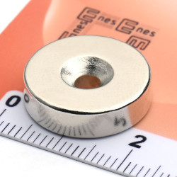 Magnes okrągły, z otworem pod wkręt — ⌀18 mm, ⌀7,2/⌀3,6 mm, wys. 5 mm — neodymowy (N42)