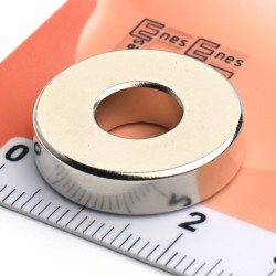 Magnes neodymowy — średnica ⌀20 mm, otwór ⌀8 mm, grubość 5 mm — N38