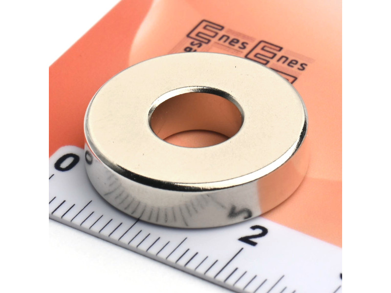 Magnes neodymowy — średnica ⌀20 mm, otwór ⌀8 mm, grubość 5 mm — N38