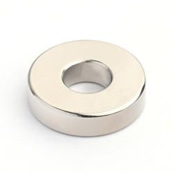 Magnes neodymowy — średnica ⌀20 mm, otwór ⌀8 mm, grubość 5 mm — N38