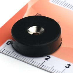 Magnes w gumie, okrągły, z otworem pod wkręt — ⌀21,5 mm, ⌀7,2/⌀3,6 mm, wys. 6,5 mm — neodymowy (N42)